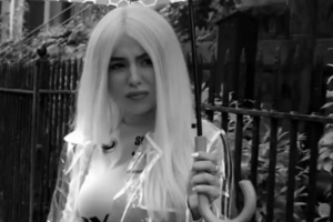 Review Makna Lagu Sweet but Psycho: Manis Gila