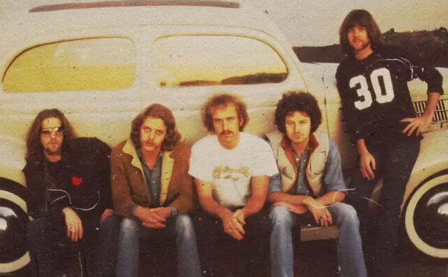 Review Makna Lagu Hotel California: Jebakan Kemewahan